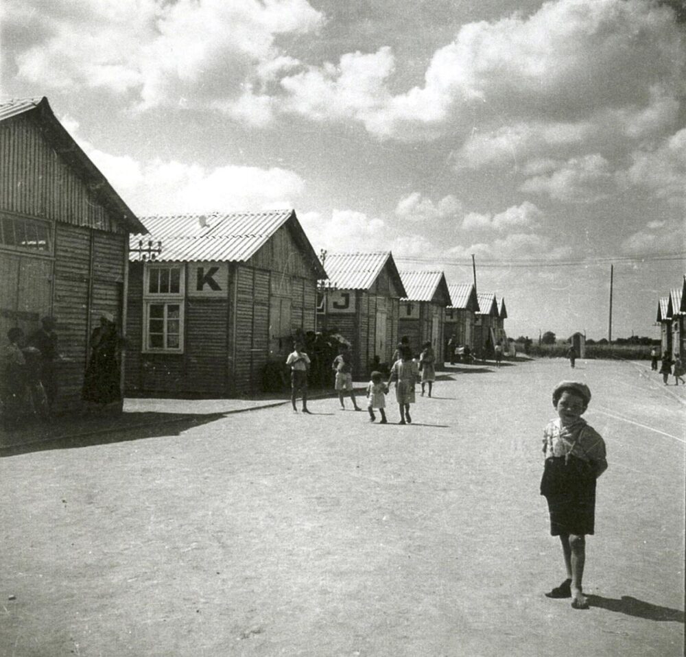 'Nomads' children interned in the Jargeau camp (France) in 1942