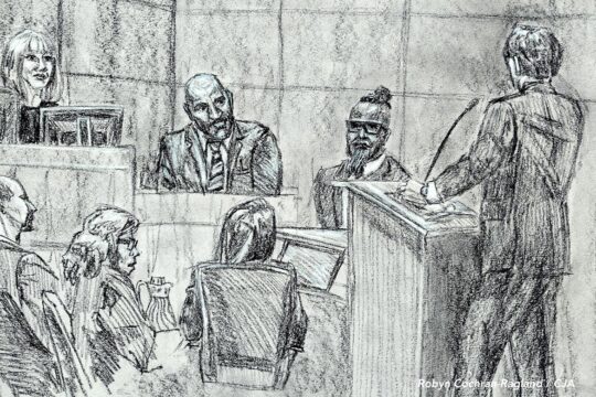 Procès de Michael Sang Correa aux États-Unis pour des crimes commis en Gambie. Illustration : Correa comparait devant le tribunal entouré des différents protagonistes de son procès.