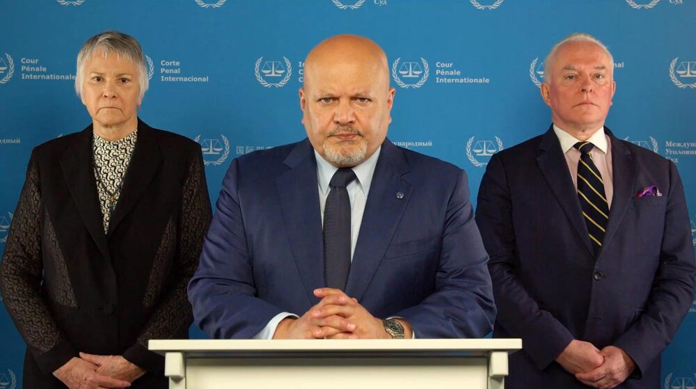 L'équipe de la Cour pénale internationale (CPI) à l'origine des mandats d'arrêt à l'encontre des dirigeants d'Israël et du Hamas. Photo : Karim Khan, Brenda Hollis et Andrew Cayley.
