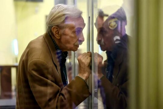 Львівський суд (Західна Україна) визнав 74-річного Олександра Косторного винним у «корегуванні» удару російської армії по базі неподалік від Польщі в березні 2022 року, в результаті якого загинули українські та іноземні військові.